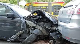 BMW uderzyło w stojące samochody