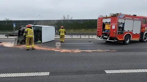 Zderzenie na obwodnicy Warszawy. Bus na boku i dwie rozbite osobówki