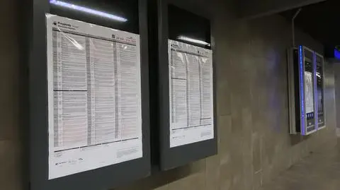 Na elektroniczne wyświetlacze nakleili papierowe rozkłady jazdy