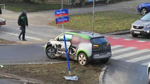 Wjechał w słup wypożyczonym autem. "Kierowca był pod wpływem alkoholu"