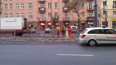 Volkswagen wpadł na torowisko
