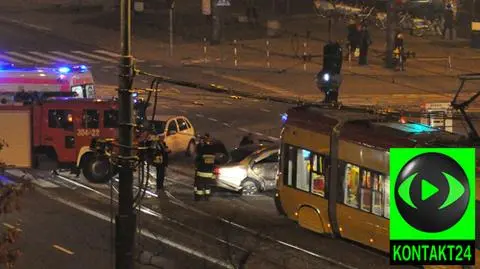 Al. Jana Pawła II: autobus zderzył się z mercedesem