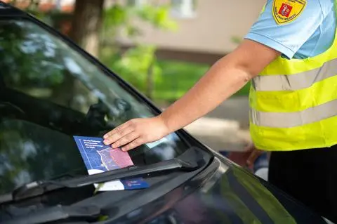 Ulotki informacyjne wręczają mieszkańcom także kontrolerzy ZDM