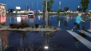 Zalany parking przy centrach handlowych na Targówku