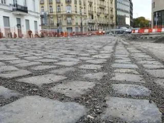 Bruk na placu Trzech Krzyży