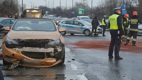 Zderzenie na Trasie Łazienkowskiej. Dwie osoby w szpitalu