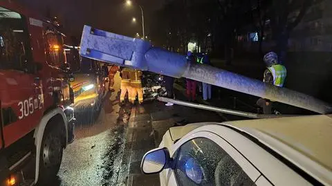 Chciał uniknąć kolizji, wjechał w latarnię, ta przewróciła się i zniszczyła inne auto 