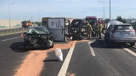 Ciężarówka leżała na boku, kierowcy stali w korku 