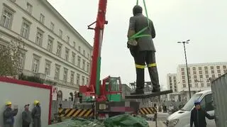 Montaż pomnika Kaczyńskiego