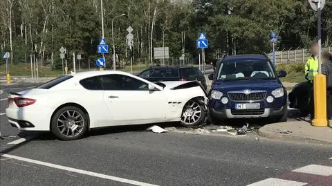 Rozbite maserati w Rembertowie. Nie działała sygnalizacja