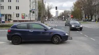 Auto blokuje ulicę