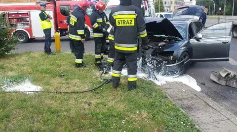 Audi rozbiło się na latarni. Kierowca do szpitala
