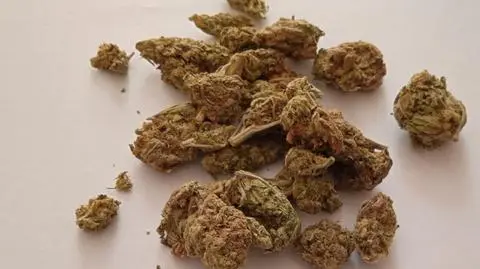 Na stoisku pomidory, ogórki i banany, a "pod ladą" marihuana, haszysz i amfetamina