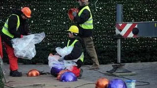 Przygotowania do montażu bombek - fot. Grzegorz Jakubowski/PAP