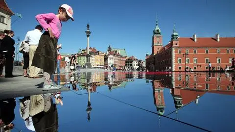 Lustrzana tafla na placu Zamkowym
