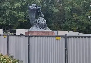 Zdjęli płachtę z pomnika Chopina, ale przy filharmonii trwa budowa