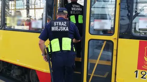 Nieprzytomny mężczyzna leżał w wagonie tramwaju