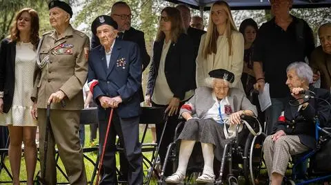 Powstańcy i ich bliscy podczas uroczystości pod pomnikiem Żywiciela
