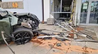 Samochód uderzył w budynek Instytutu Lotnictwa 