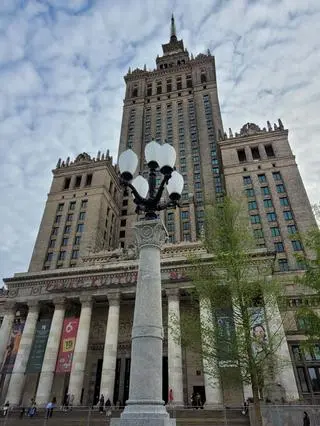 Latarnie wróciły przed Pałac Kultury i Nauki 