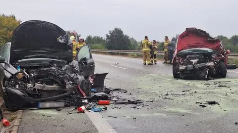 Czołowe zderzenie na drodze krajowej, wylądowały dwa śmigłowce ratownicze