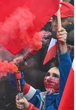 Policja publikuje wizerunki osób, które używały środki pirotechniczne na marszu 11 listopada