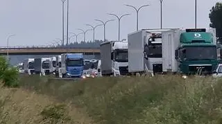 Zderzenie motocykla i auta dostawczego na S8