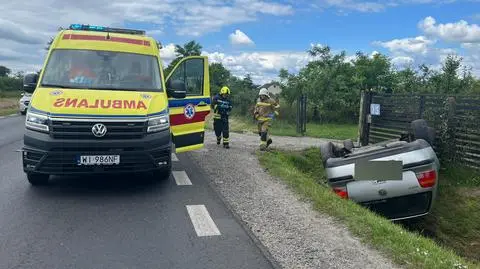 Zjechał na przeciwległy pas, uderzył w naczepę, wylądował w rowie