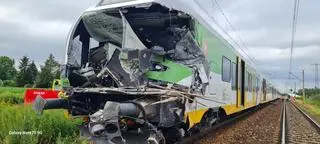 Maszynista wjechał w tira, który utknął na przejeździe 