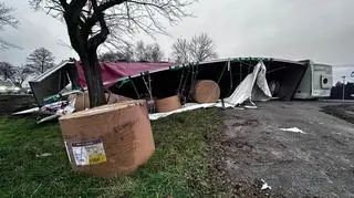 Samochód ciężarowy przewrócił się na bok na DK92 koło Sochaczewa