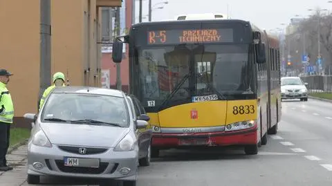 Autobus uderzył w auto przed przejściem dla pieszych