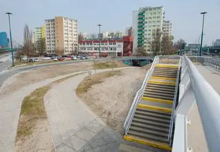 Są schody, będzie też pochylnia. Wykonawca wybrany 