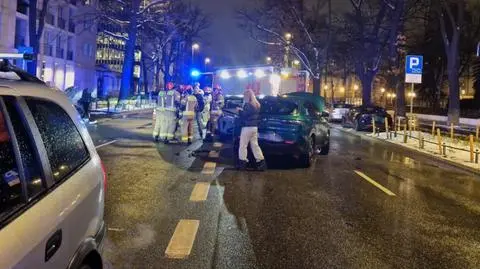 Samochody zderzyły się czołowo, jedna osoba trafiła do szpitala