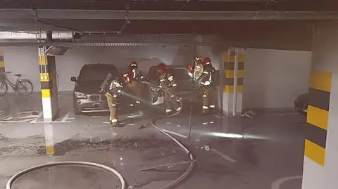 Pożar auta na podziemnym parkingu we Włochach