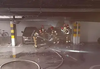 Na podziemnym parkingu płonęło auto elektryczne 