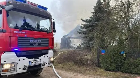 Pożar budynku gospodarczego. Na miejscu osiem wozów strażackich 