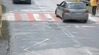 Zamiast przepuścić dzieci, wjechał w znak pana "Stopka"