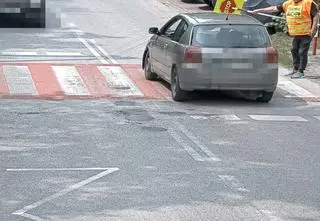 Zamiast przepuścić dzieci, wjechał w znak pana "Stopka"