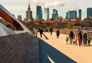 Budziła kontrowersje, ale warszawiacy ją polubili. Rok z kładką
