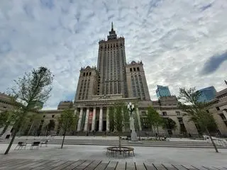 Latarnie wróciły przed Pałac Kultury i Nauki 