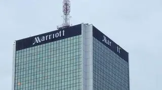 Demontaż napisu "Marriott" 