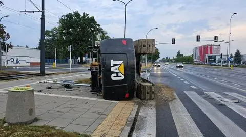 Waży 15 ton. Zsunęła się z lawety i wylądowała na boku
