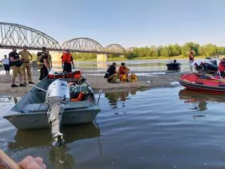 Poszukiwania na Wiśle przy moście kolejowym w Górze Kalwarii