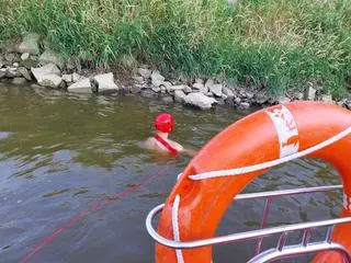 Poszukiwania na Wiśle przy moście kolejowym w Górze Kalwarii