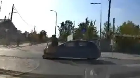 Na rondzie potrącił dwie nastolatki jadące na hulajnodze. Nagranie