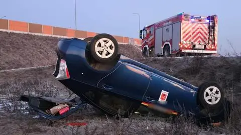 Kierowca pojazdu przewozu osób zjechał z drogi