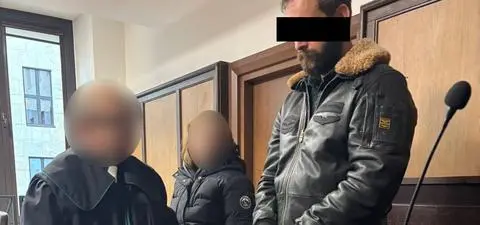 Drzwi nie otworzył, ukrył się w sofie