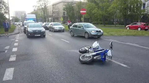 Wypadek na Banacha. Motocyklista w szpitalu