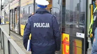 Drzwi tramwaju przycięły rękę pasażerce