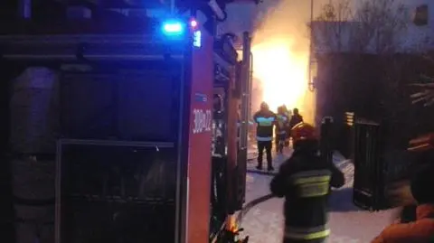 Pożar w Wawrze. "Strażacy znaleźli zwłoki mężczyzny"